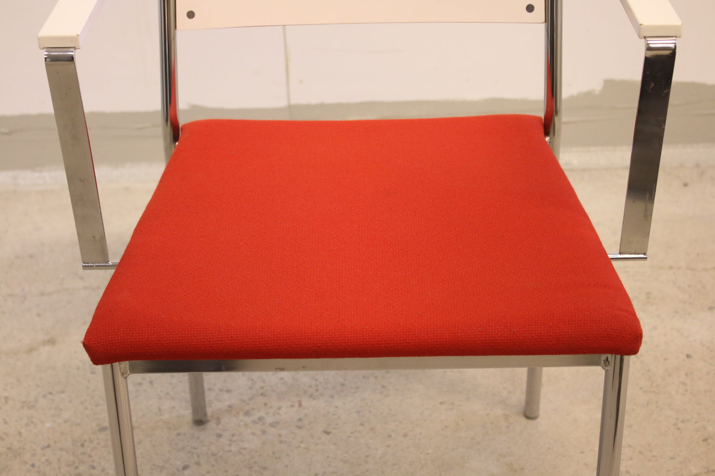 Pinottava Iskun käsinojallinen tuoli