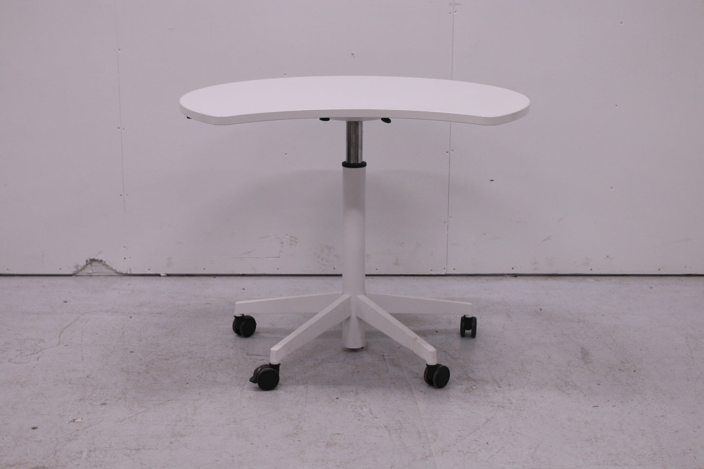 Steelcase kaasujousipöytä lukittavilla pyörillä.