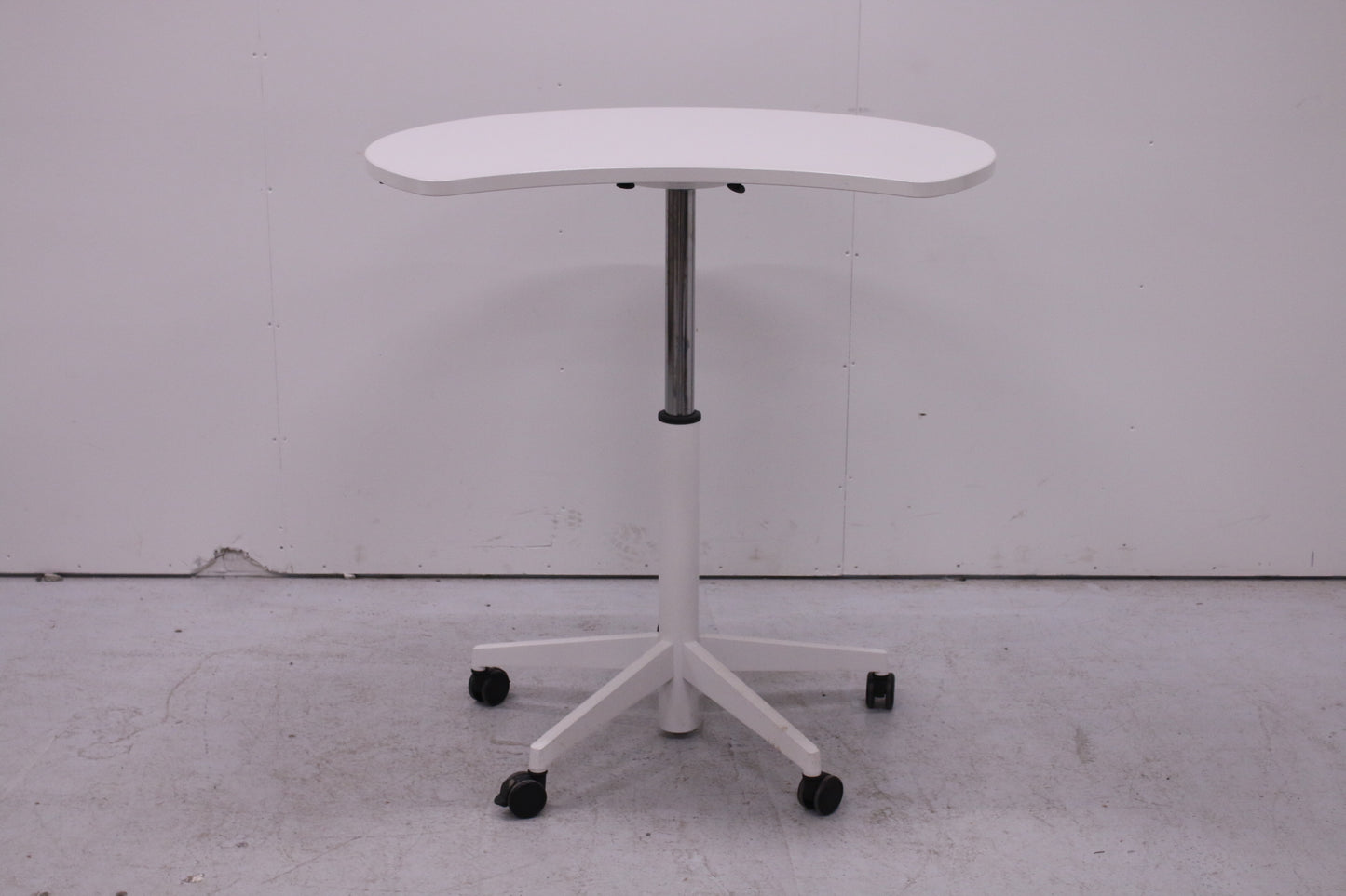 Steelcase kaasujousipöytä lukittavilla pyörillä.
