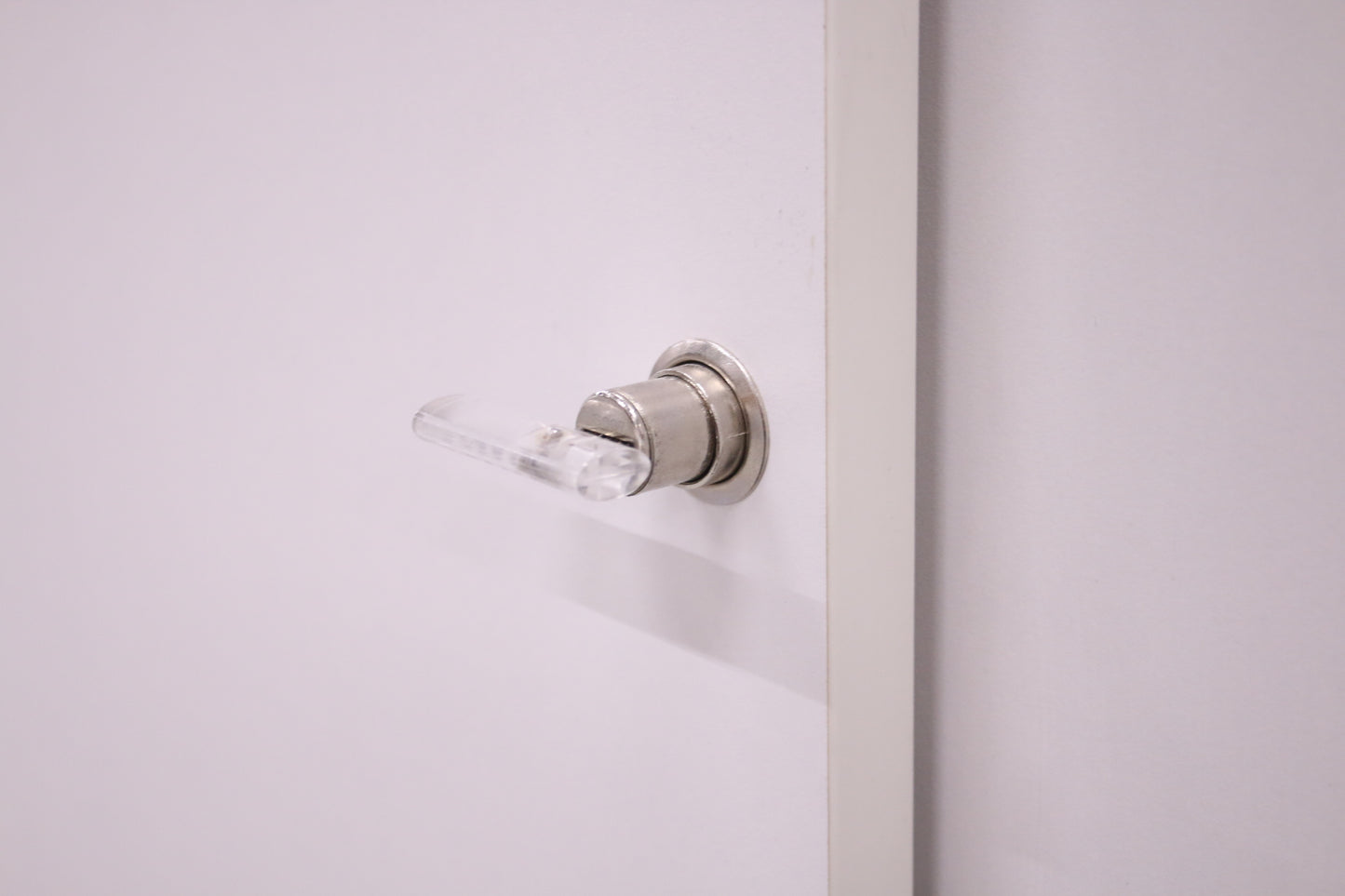 Thulema valkoinen lukittava liukuovikaappi 80x121