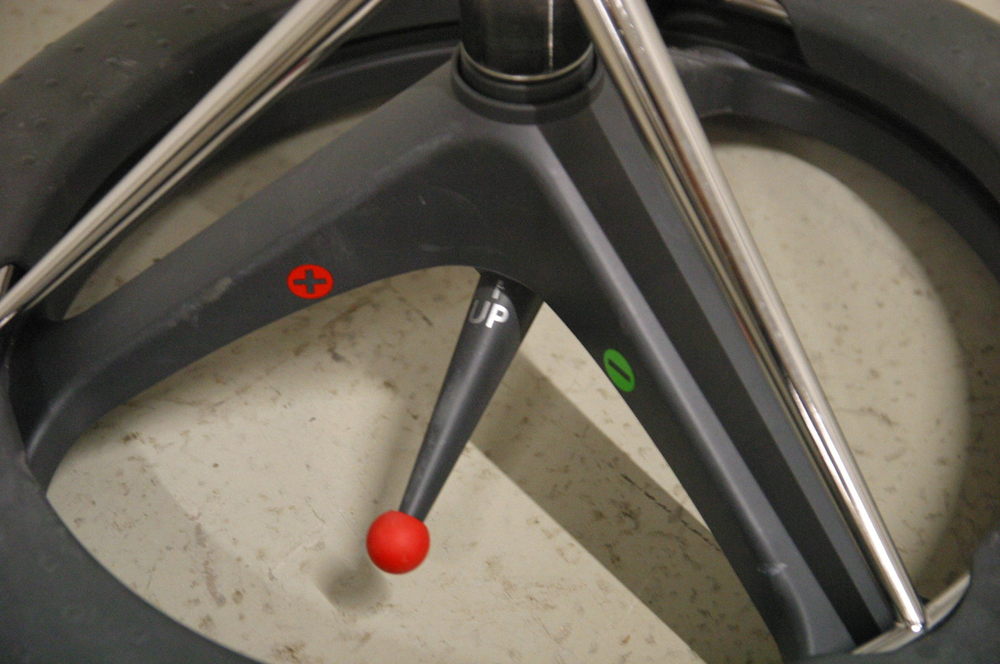 Backapp Smart Aktiivituoli, punainen Alacantara - Suomen Kalustekeskus