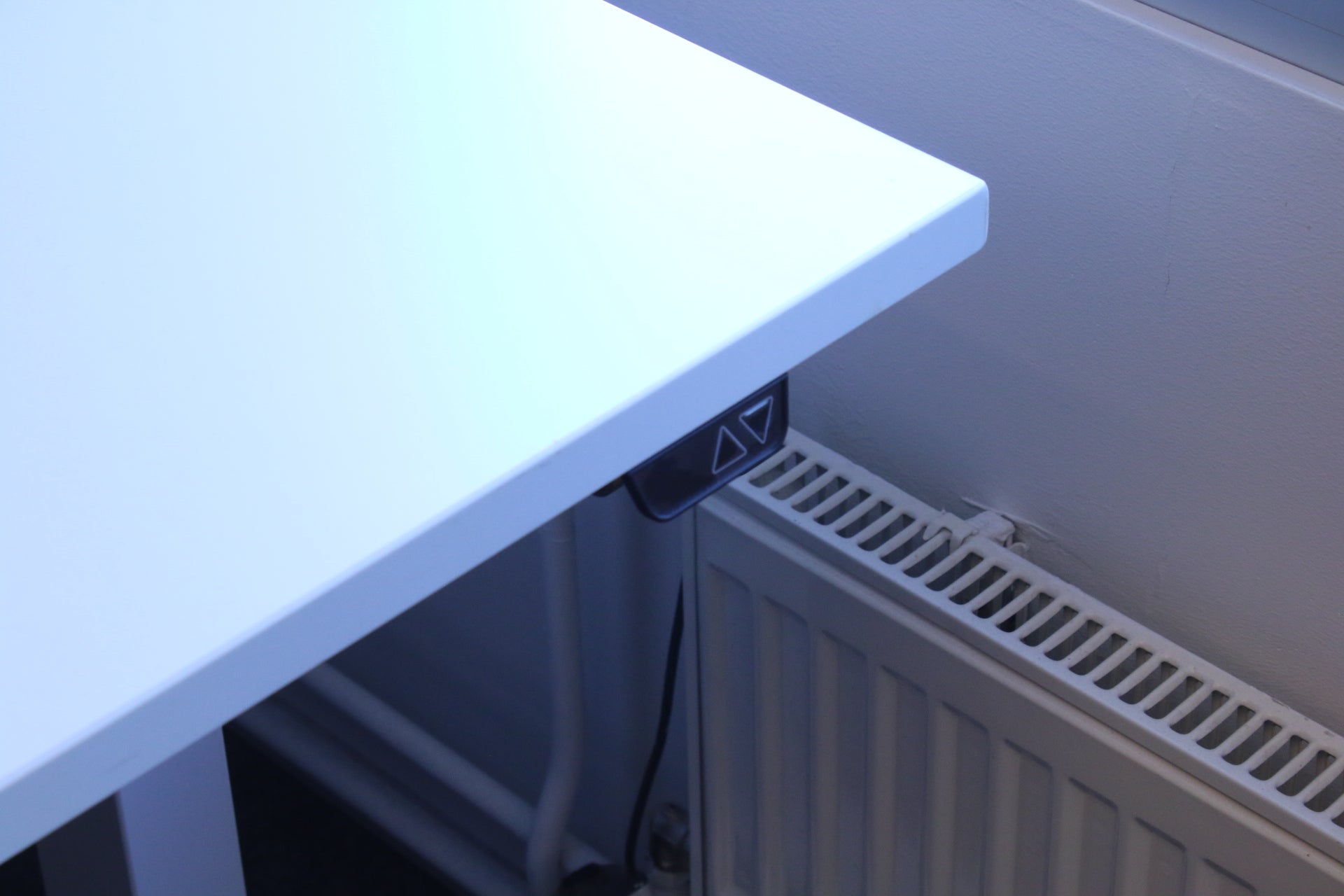 Ennakkomyynti: EFG valkoinen sähköpöytä 160*80 - Suomen Kalustekeskus