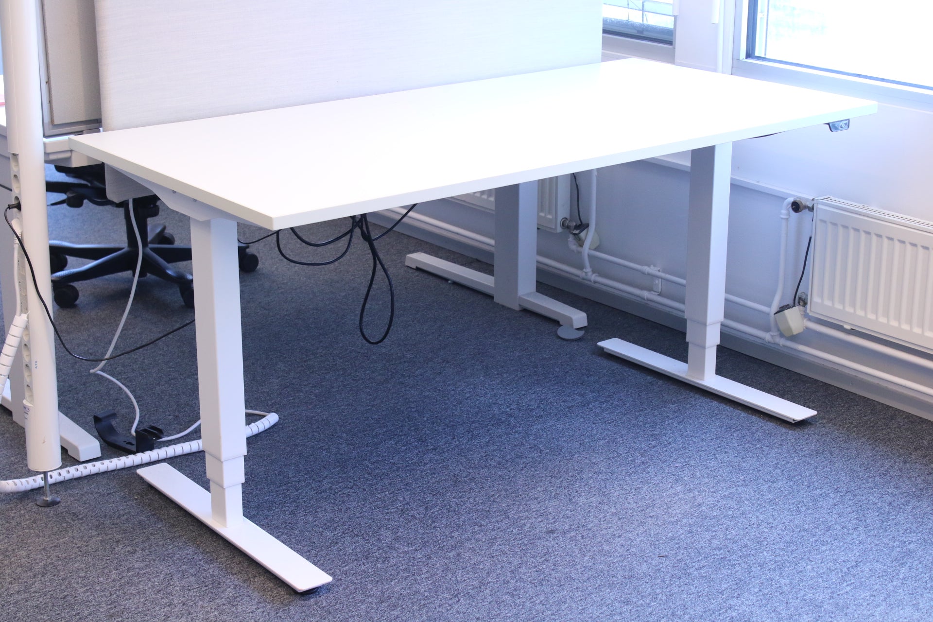 Ennakkomyynti: EFG valkoinen sähköpöytä 160*80 - Suomen Kalustekeskus