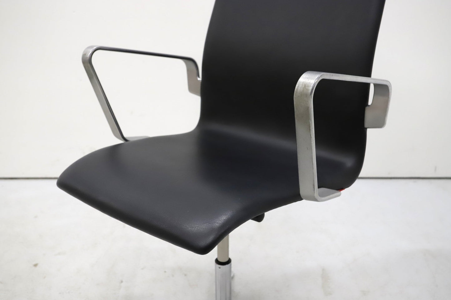 Fritz Hansen Oxford - työtuoli, nahkaverhoilu, Design Arne Jacobsen - Suomen Kalustekeskus