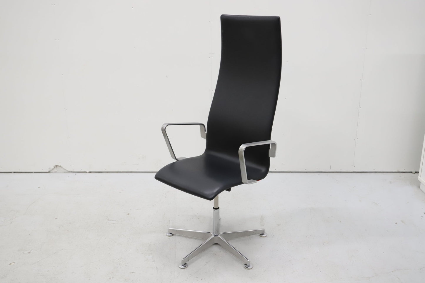 Fritz Hansen Oxford - työtuoli, nahkaverhoilu, Design Arne Jacobsen - Suomen Kalustekeskus
