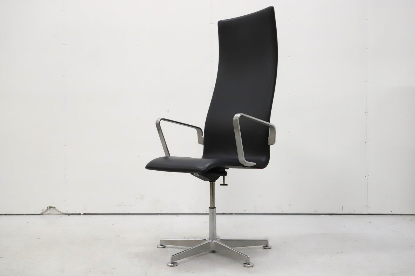 Fritz Hansen Oxford - työtuoli, nahkaverhoilu, Design Arne Jacobsen - Suomen Kalustekeskus