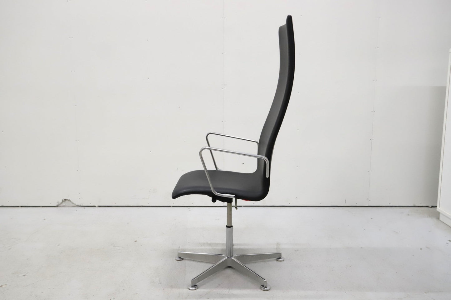 Fritz Hansen Oxford - työtuoli, nahkaverhoilu, Design Arne Jacobsen - Suomen Kalustekeskus