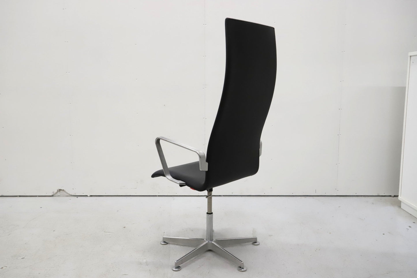 Fritz Hansen Oxford - työtuoli, nahkaverhoilu, Design Arne Jacobsen - Suomen Kalustekeskus