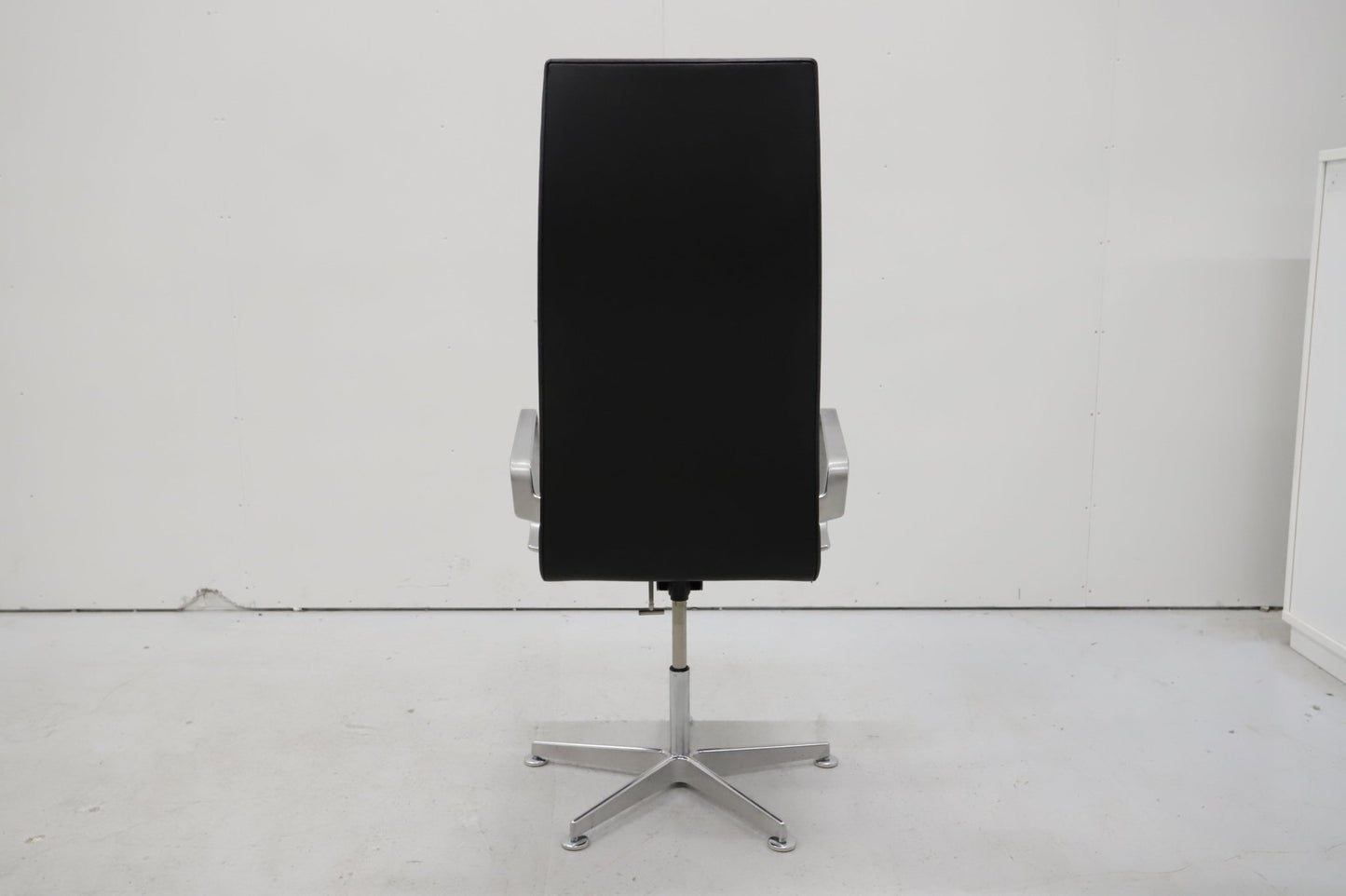 Fritz Hansen Oxford - työtuoli, nahkaverhoilu, Design Arne Jacobsen - Suomen Kalustekeskus