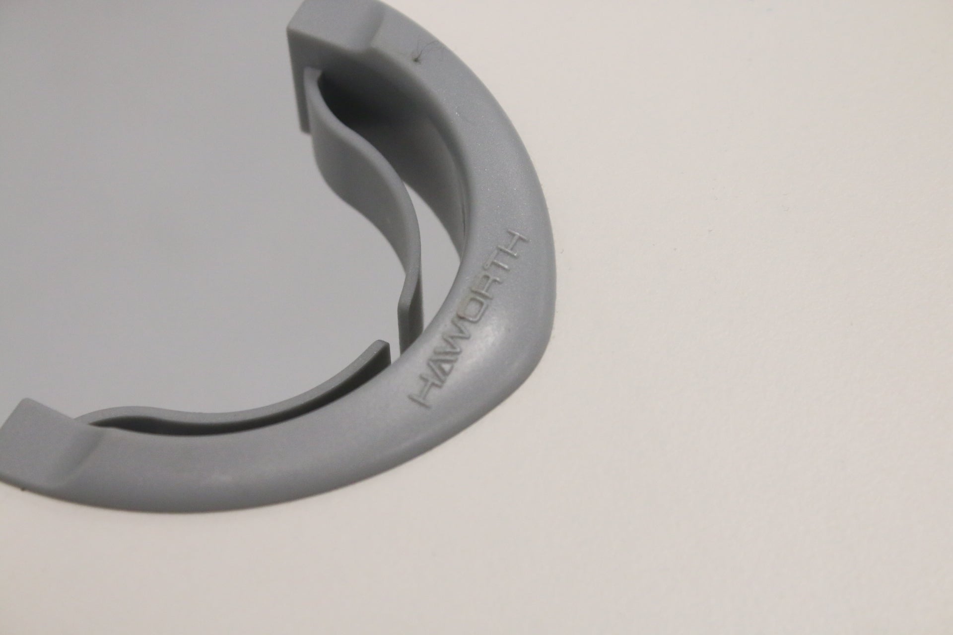 Haworth työpöytä säädettävillä jaloilla 140x70 - Suomen Kalustekeskus