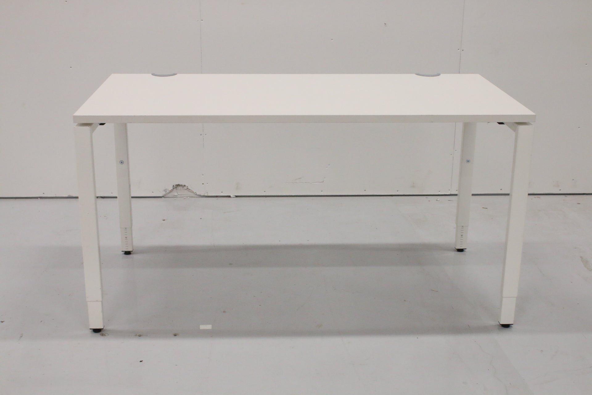 Haworth työpöytä säädettävillä jaloilla 140x70 - Suomen Kalustekeskus