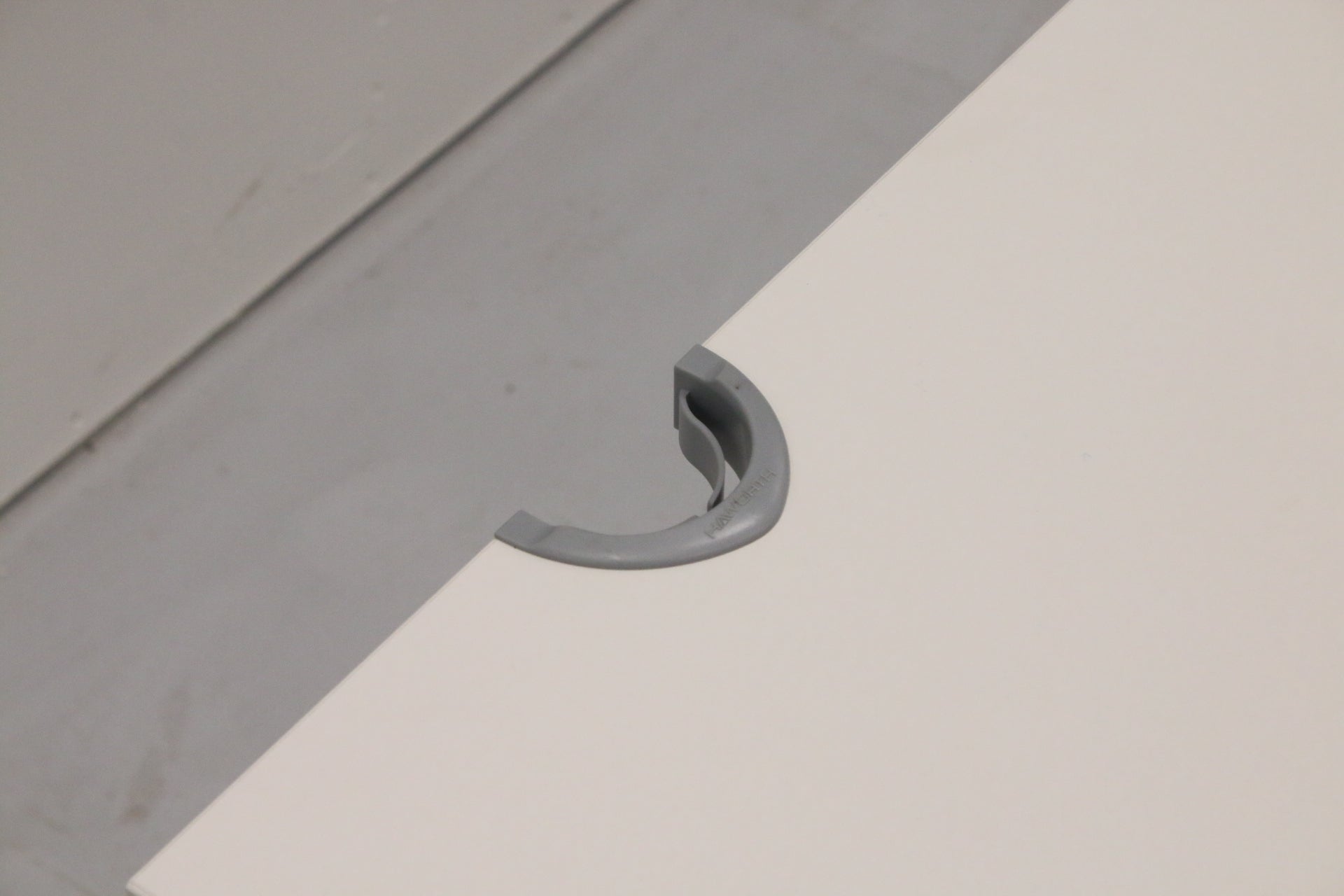 Haworth työpöytä säädettävillä jaloilla 140x70 - Suomen Kalustekeskus