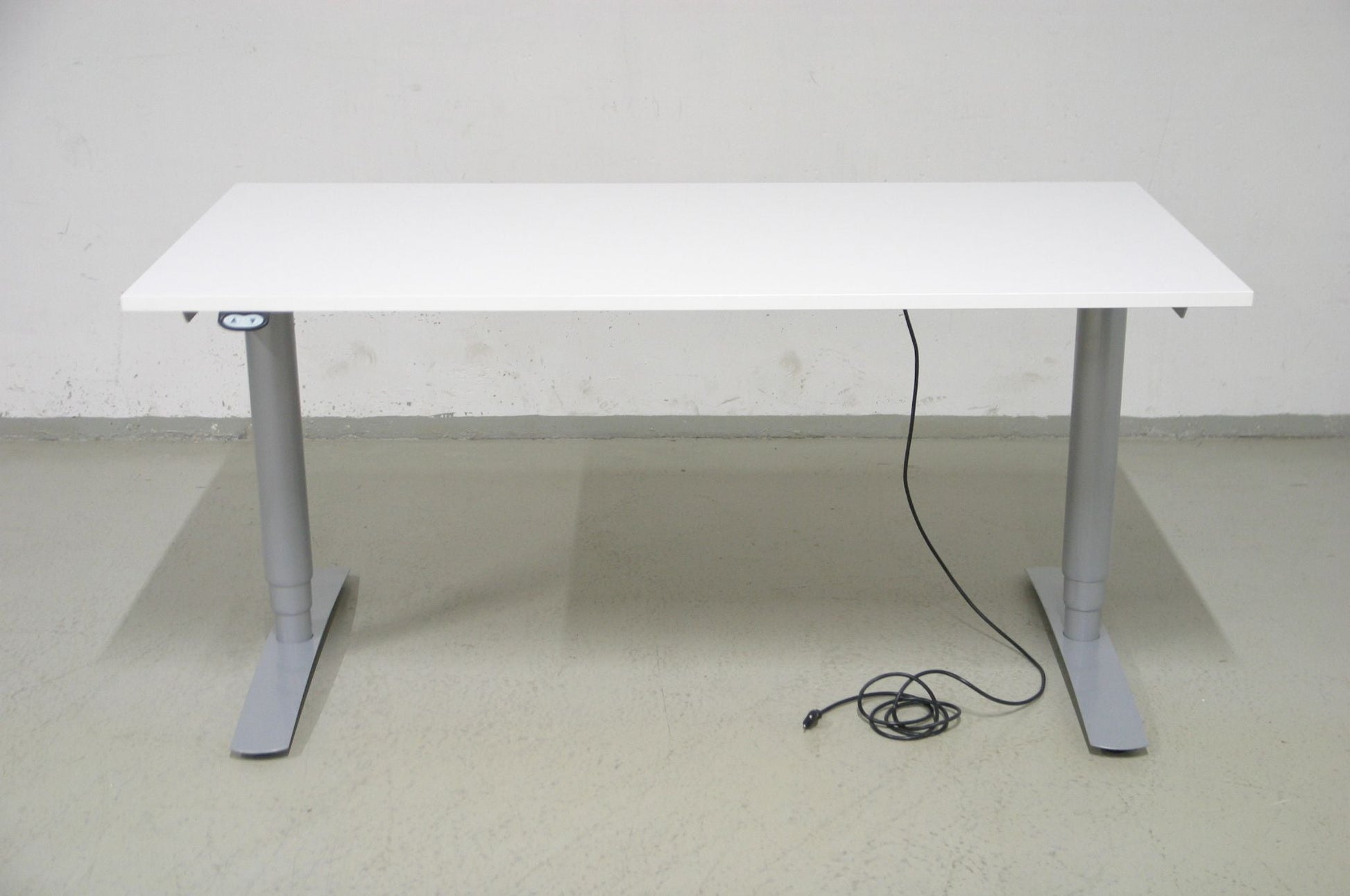 Isku harmaa sähköpöytä 120 - 200 cm - Suomen Kalustekeskus