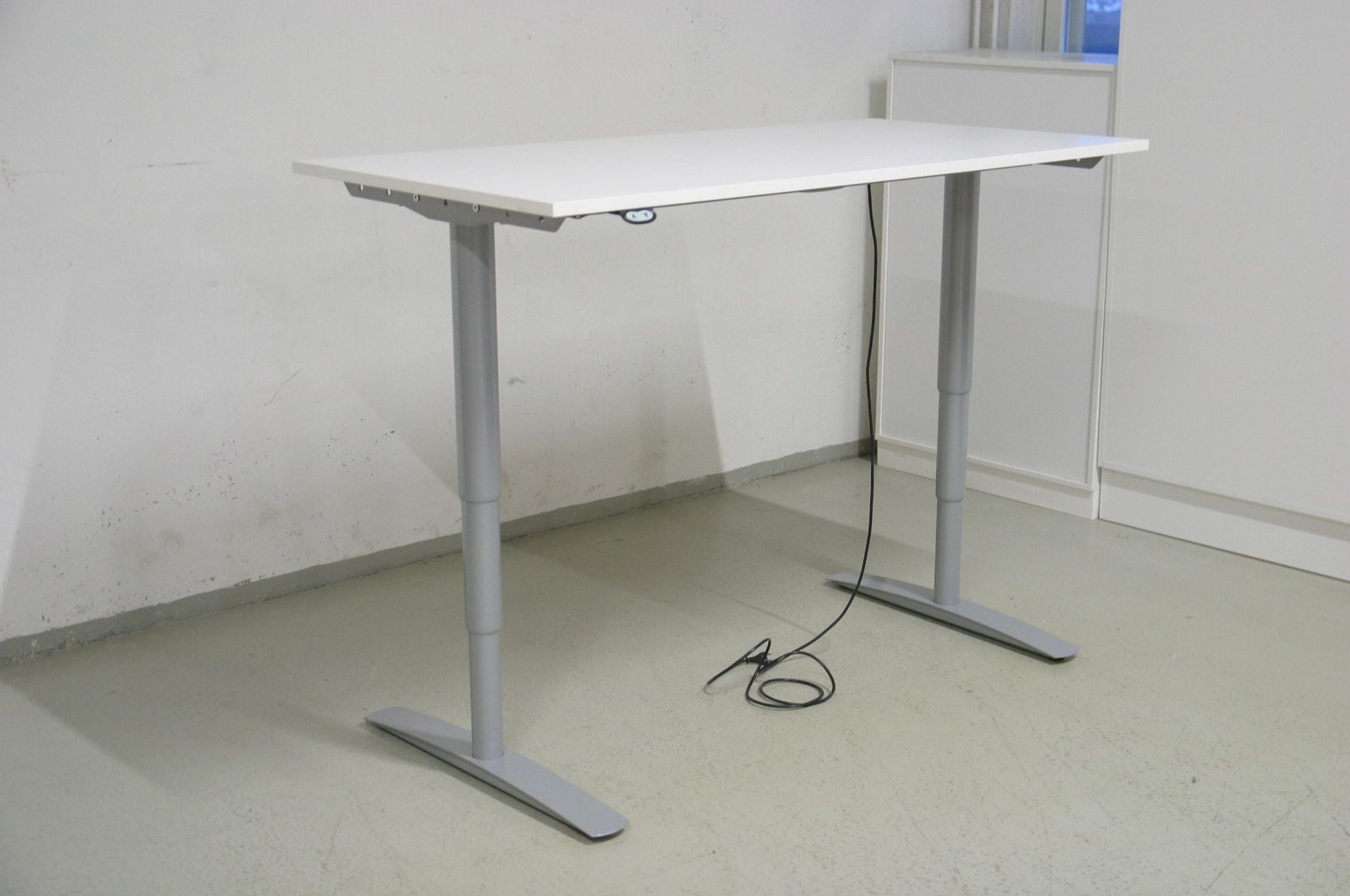 Isku harmaa sähköpöytä 120 - 200 cm - Suomen Kalustekeskus