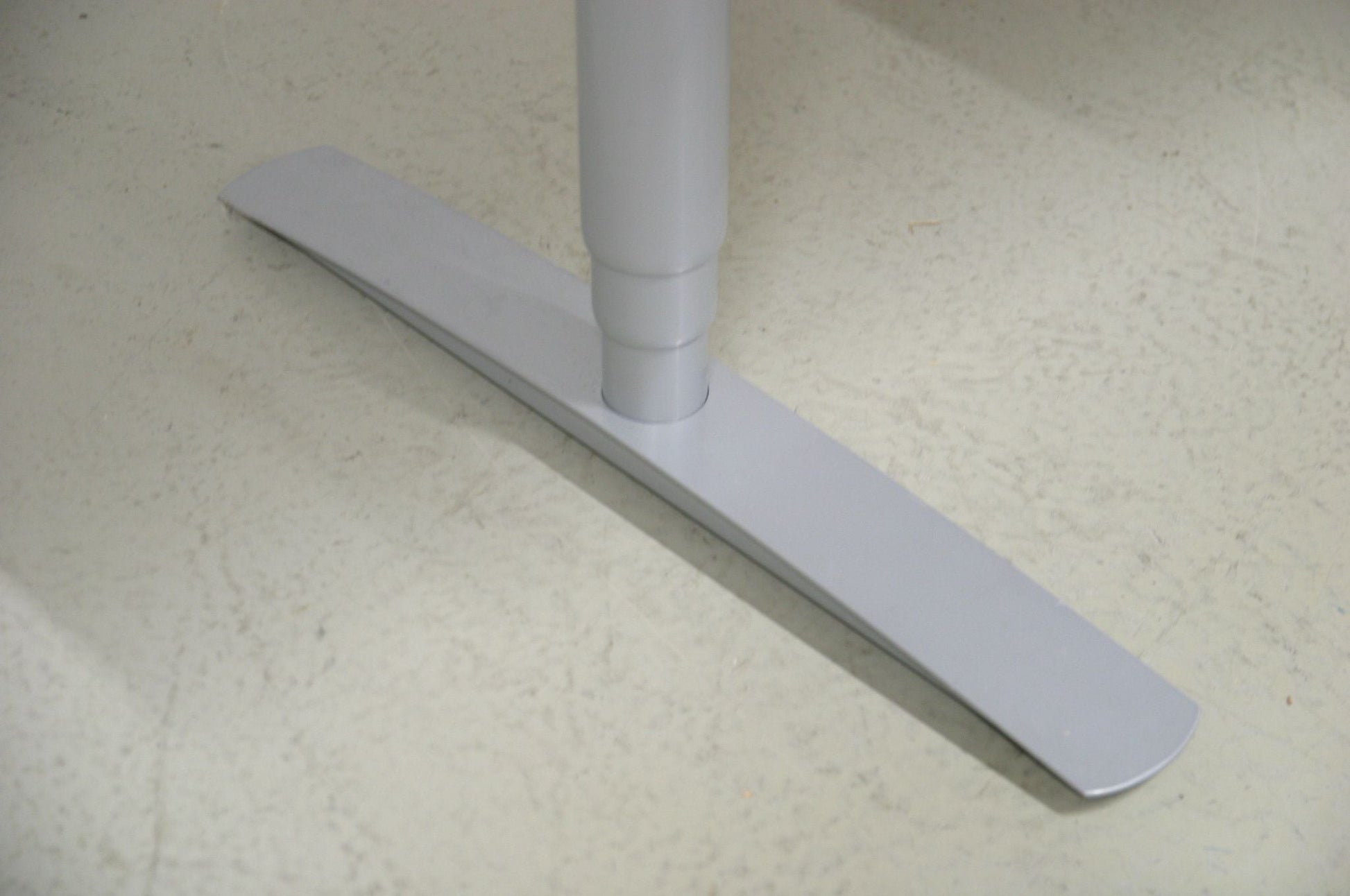 Isku harmaa sähköpöytä 120 - 200 cm - Suomen Kalustekeskus