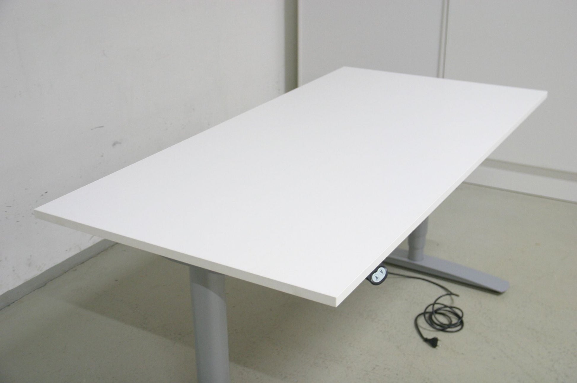 Isku harmaa sähköpöytä 120 - 200 cm - Suomen Kalustekeskus