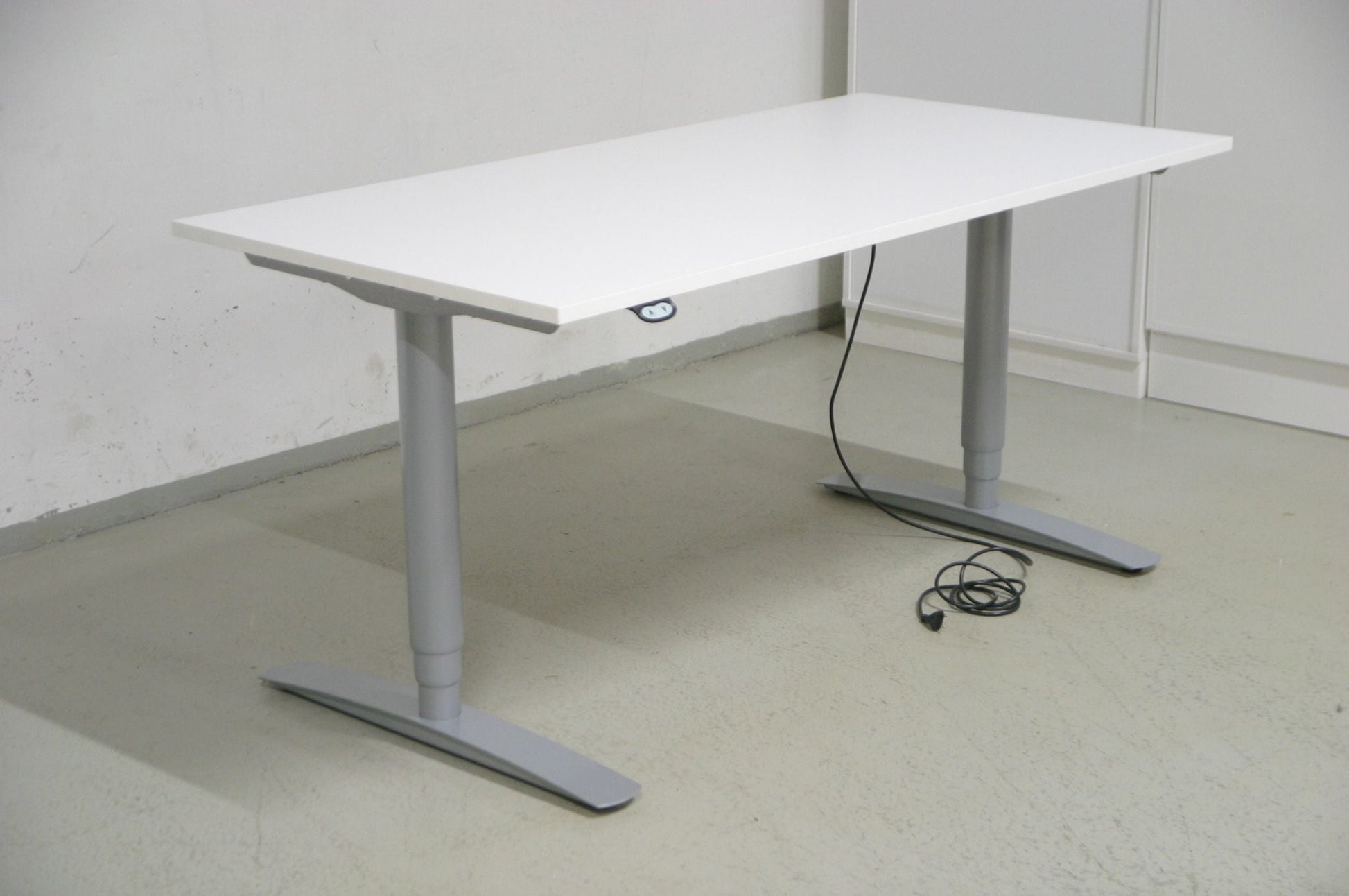 Isku harmaa sähköpöytä 120 - 200 cm - Suomen Kalustekeskus