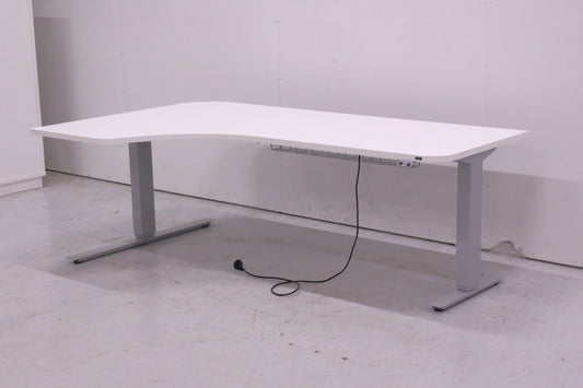 Isku kulmasähköpöytä valkoisella kannella 180x110 - Suomen Kalustekeskus