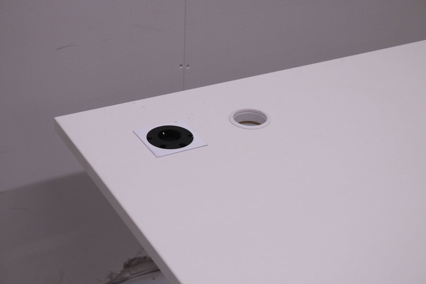 Isku sähköpöytä, valkoinen 140x80 lisävarusteilla - Suomen Kalustekeskus