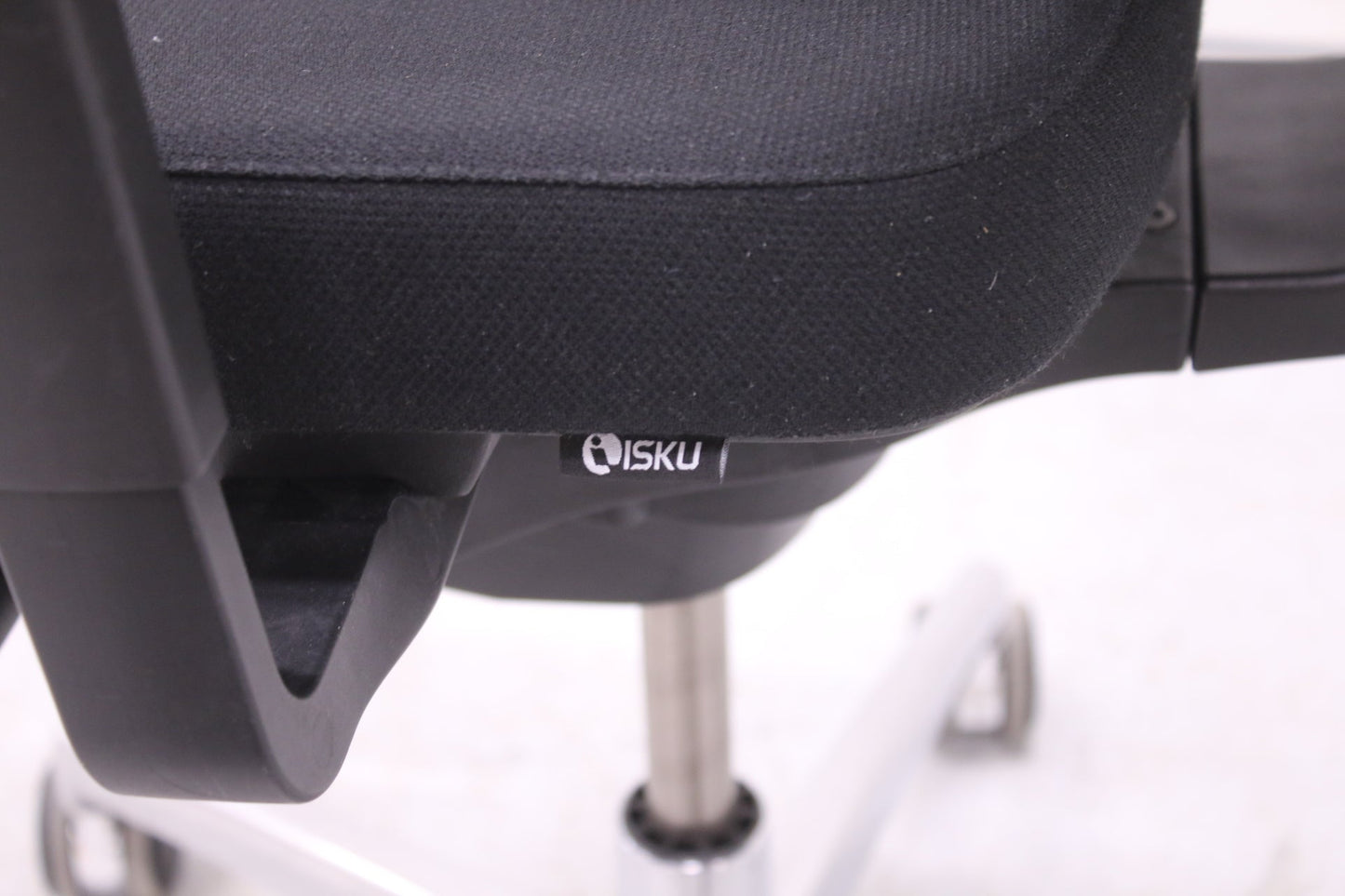 Isku Still työtuoli niskatuella ja käsinojilla, musta verhoilu - Suomen Kalustekeskus