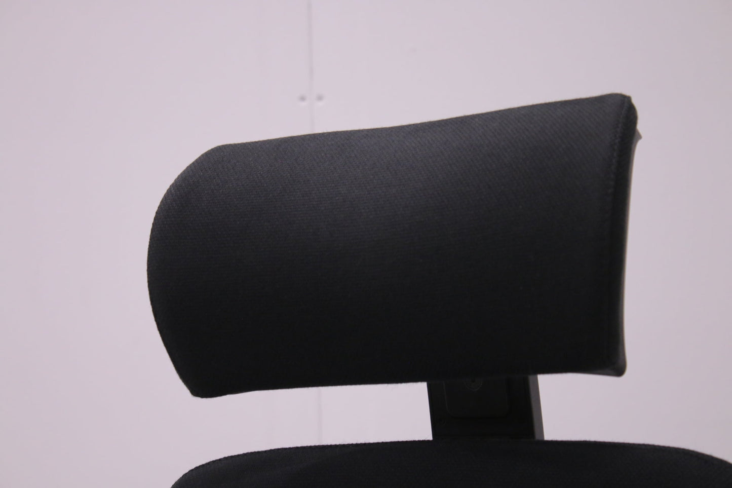 Isku Still työtuoli niskatuella ja käsinojilla, musta verhoilu - Suomen Kalustekeskus