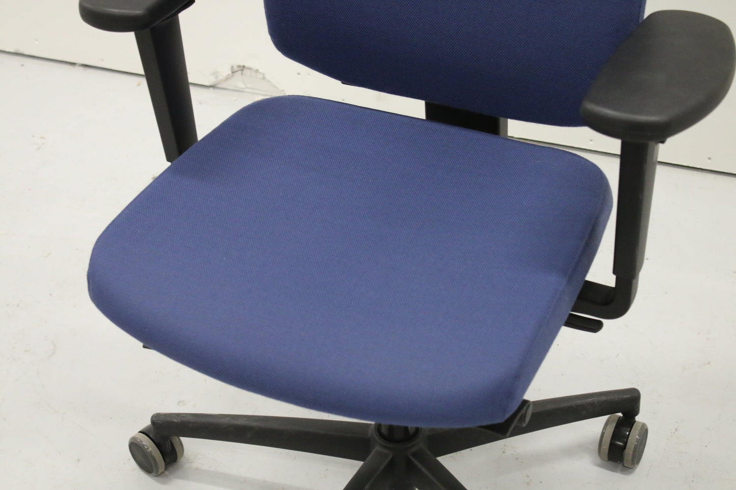 Isku Still työtuoli niskatuella - Suomen Kalustekeskus