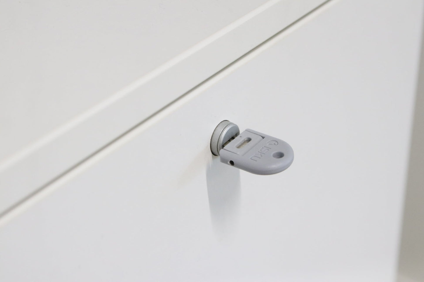 ISKU Valkoinen oikealta avautuva apteekkarinkaappi - Suomen Kalustekeskus