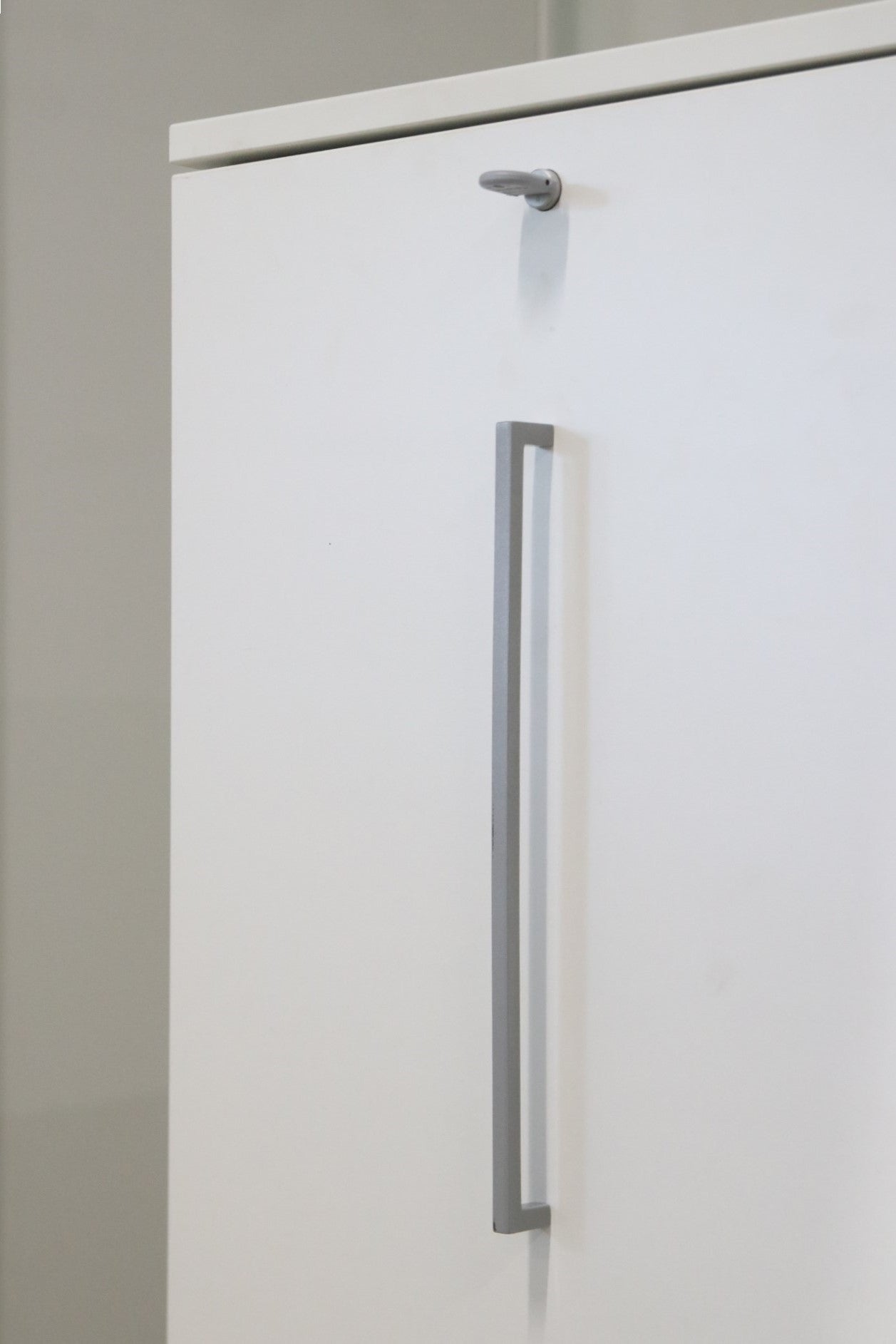 ISKU Valkoinen vasemmalta avautuva apteekkarinkaappi - Suomen Kalustekeskus