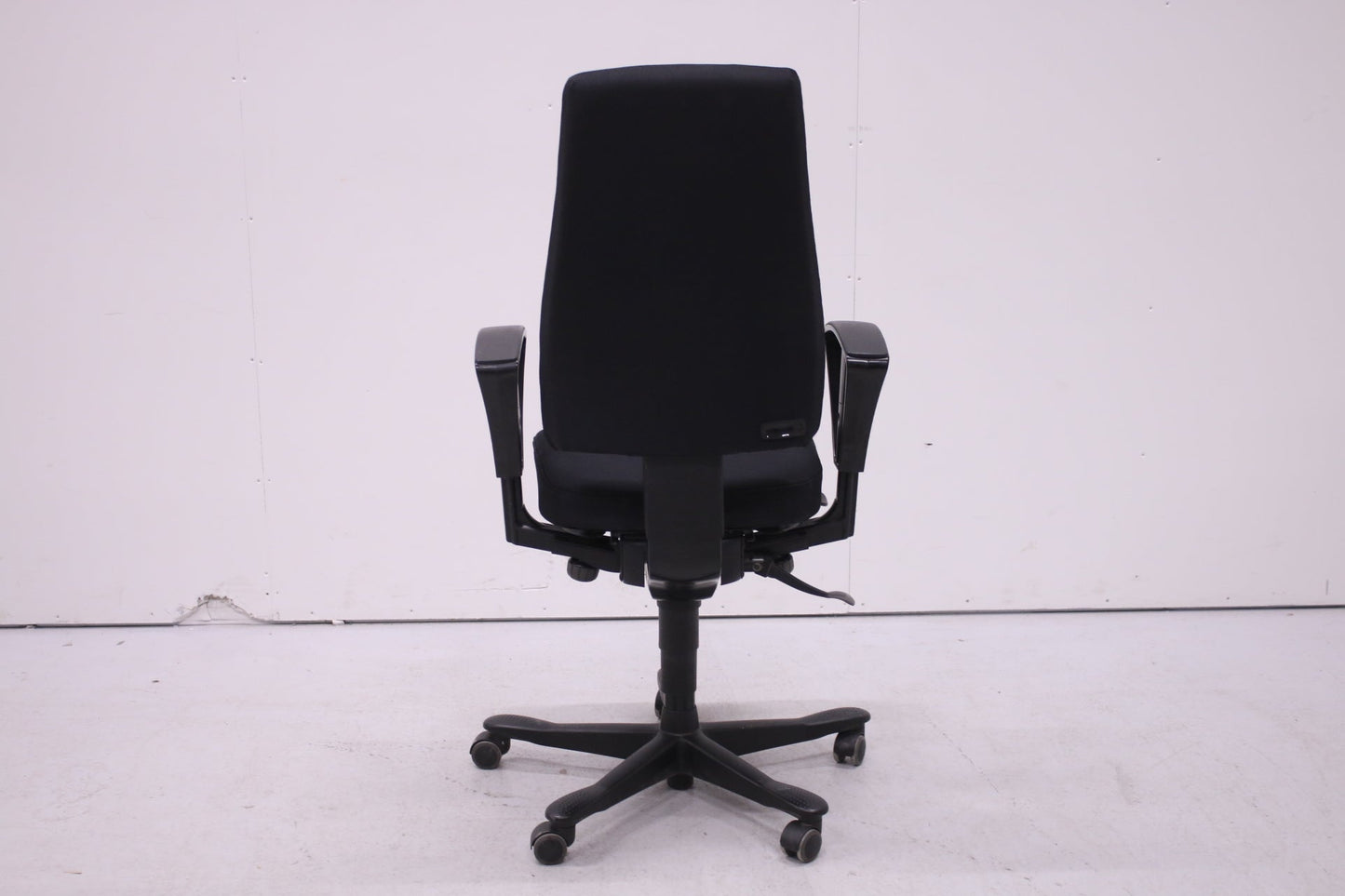 Kinnarps 6000 - työtuoli korkealla selkänojalla, uudelleenverhoiltu musta - Suomen Kalustekeskus