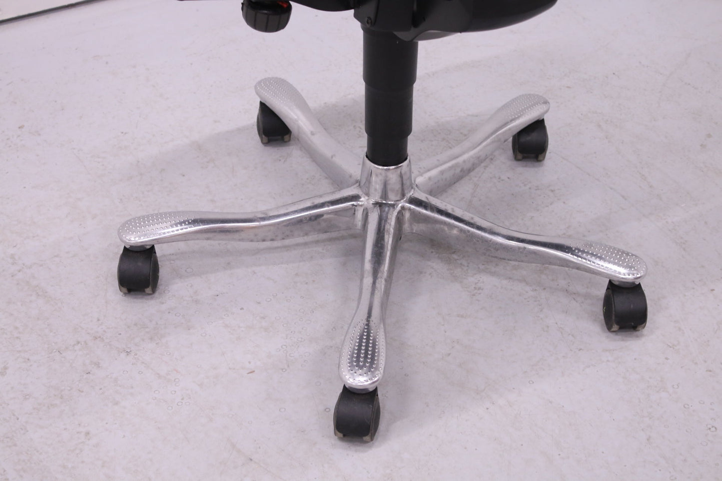 Kinnarps 6000 - työtuoli, uudelleenverhoiltu musta - Suomen Kalustekeskus