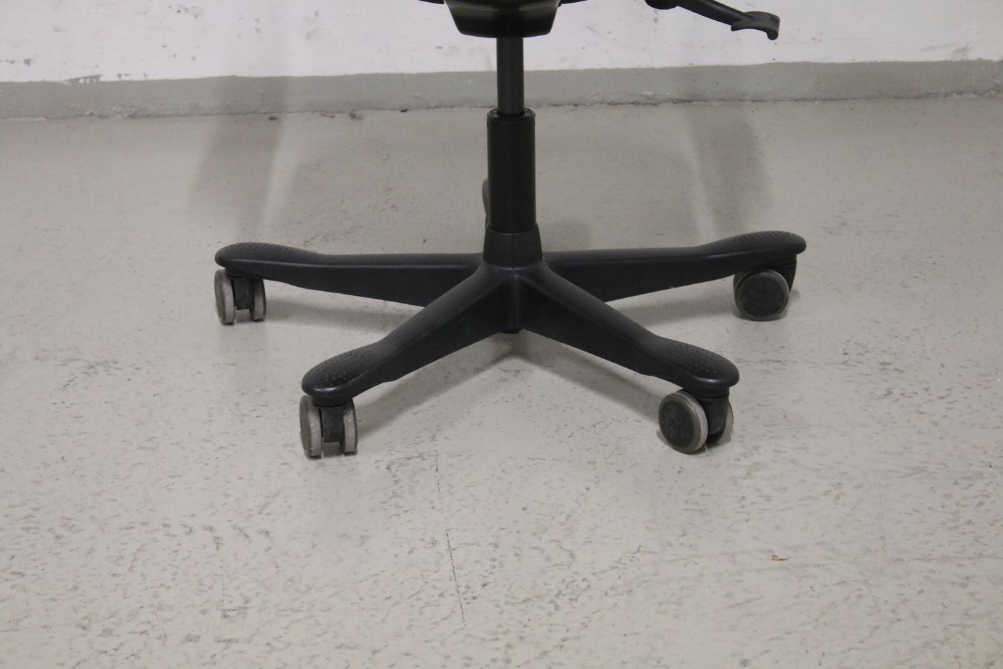 Kinnarps 6000 työtuoli, uudelleenverhoiltu musta, uusi kaasujousi - Suomen Kalustekeskus