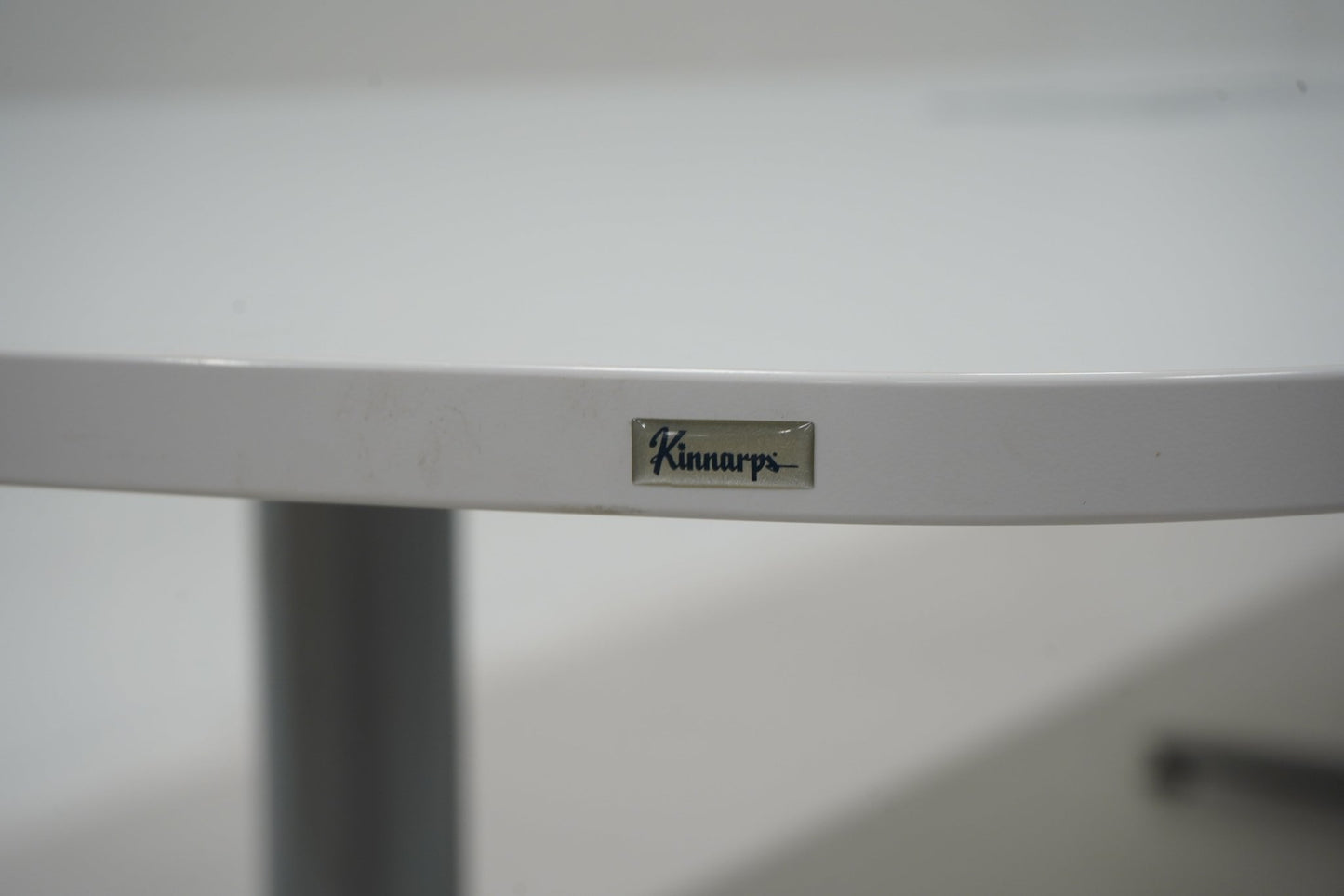 Kinnarps Serie T - neuvottelupöytä 440x120, valkoinen / harmaa - Suomen Kalustekeskus