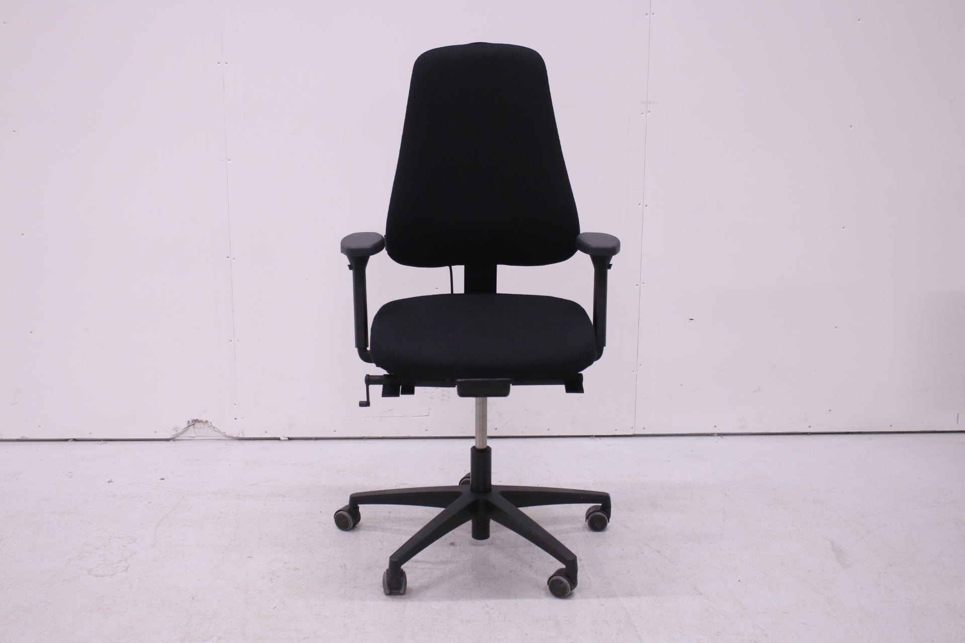 Lanab Design työtuoli ristiseläntuella - Suomen Kalustekeskus