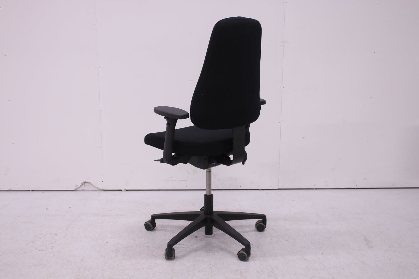 Lanab Design työtuoli ristiseläntuella - Suomen Kalustekeskus