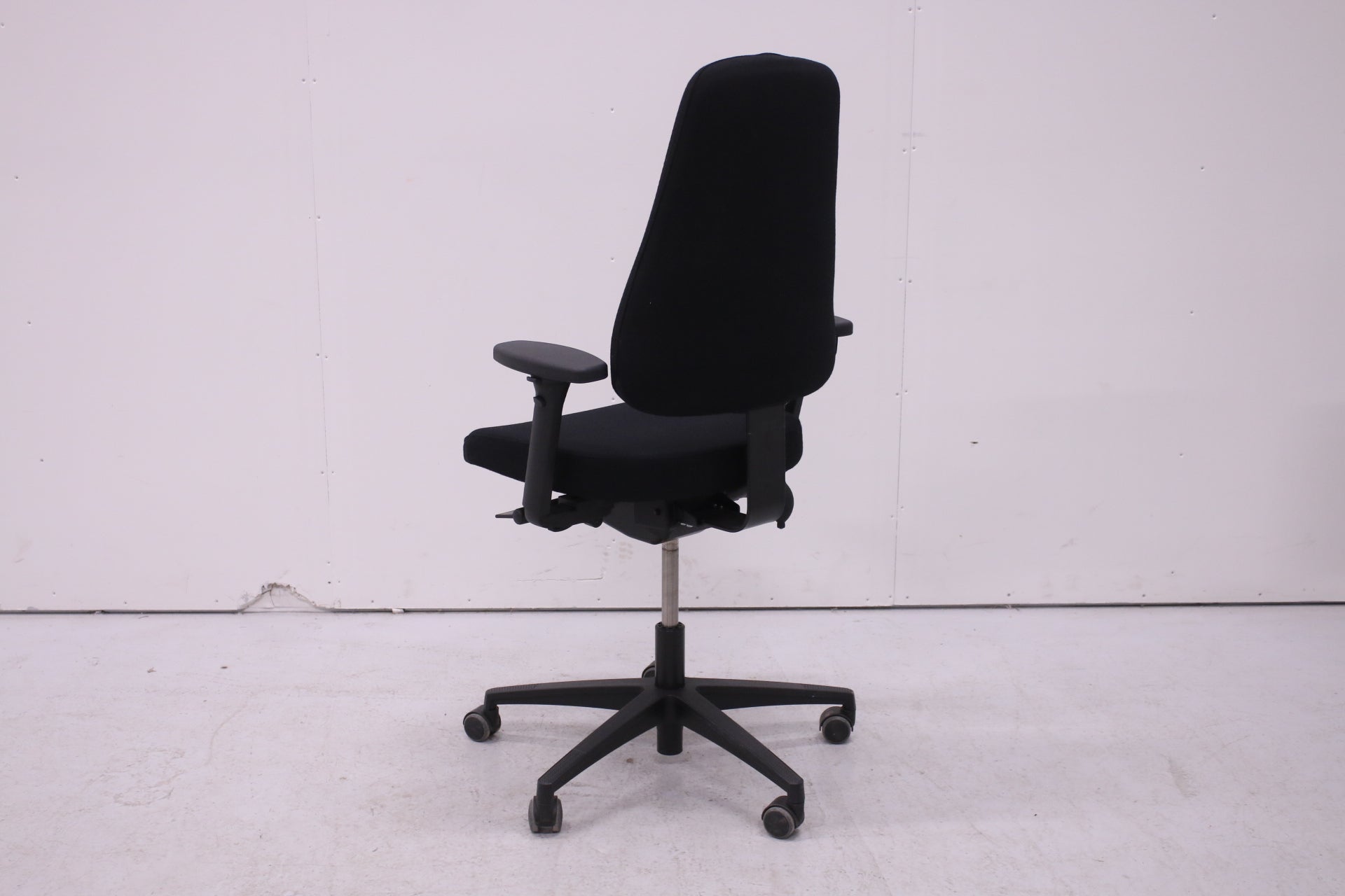 Lanab Design työtuoli ristiseläntuella - Suomen Kalustekeskus