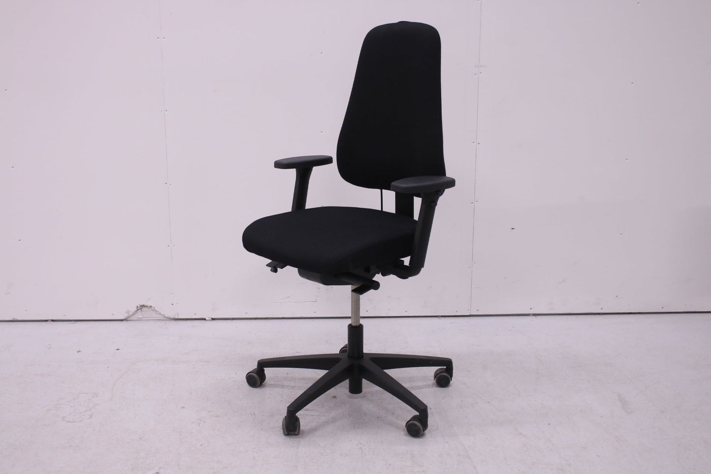 Lanab Design työtuoli ristiseläntuella - Suomen Kalustekeskus