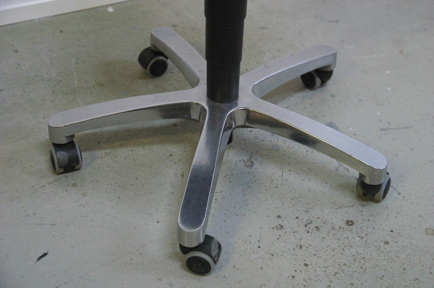 Leveä satulatuoli - Suomen Kalustekeskus