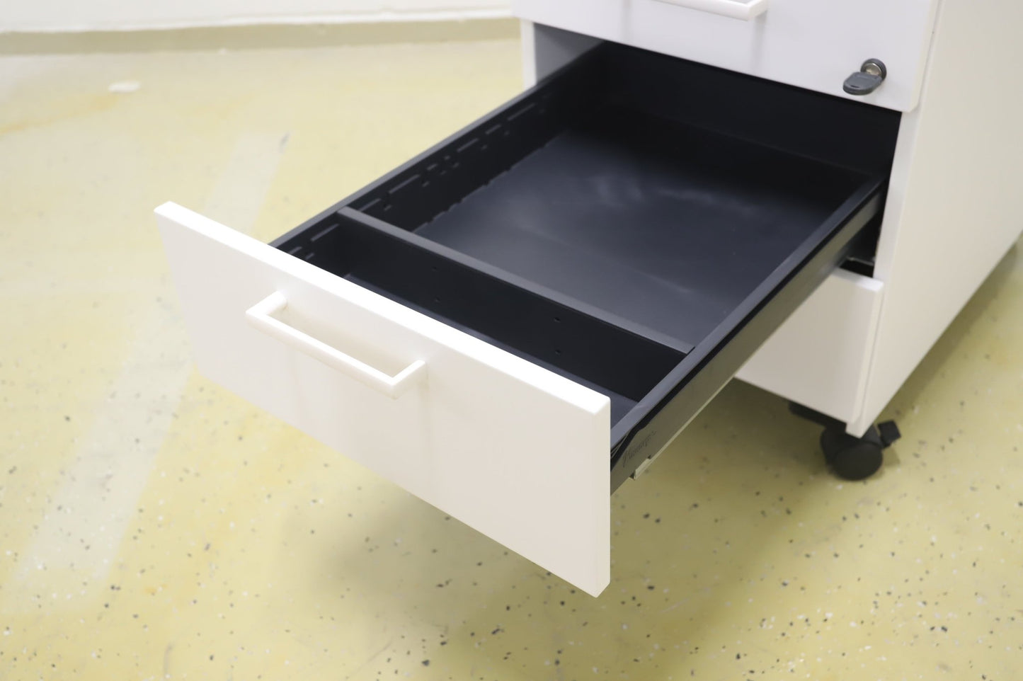 Lukittava kolmeosainen valkoinen laatikosto - Suomen Kalustekeskus