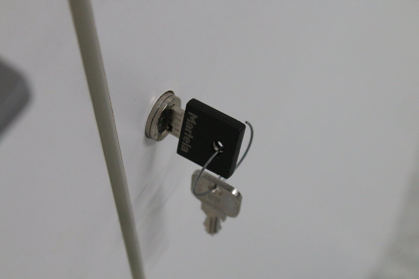 Martela ovikaappi 126*80 - Suomen Kalustekeskus