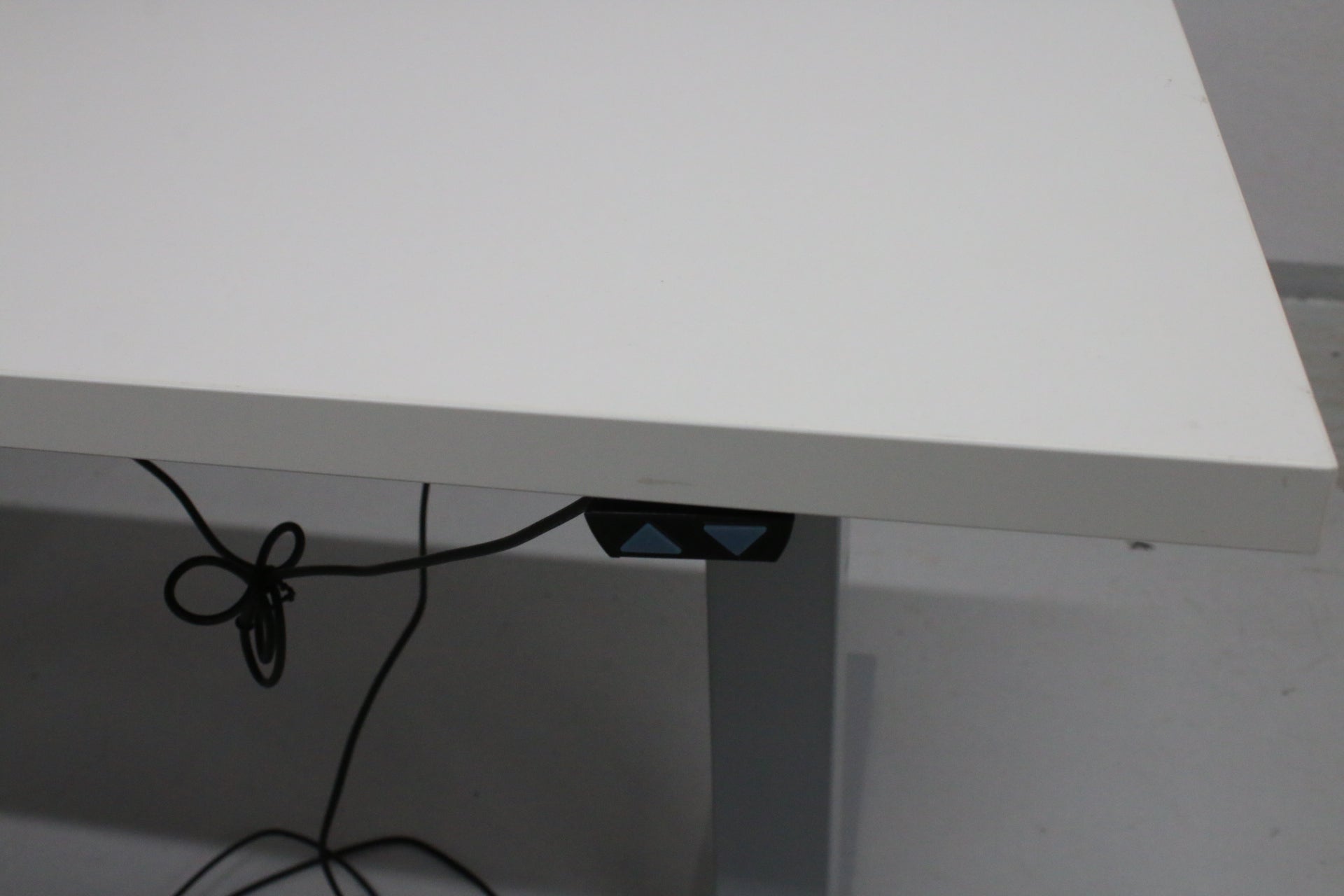 Martela Pinta EQ sähköpöytä 140*80 cm - Suomen Kalustekeskus