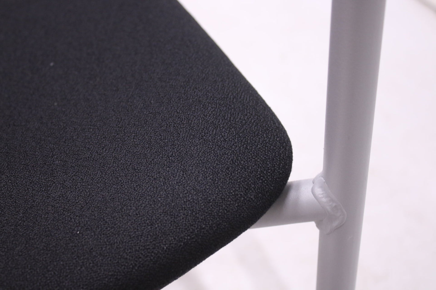 Martela Versa - asiakastuoli käsinojilla, musta - Suomen Kalustekeskus