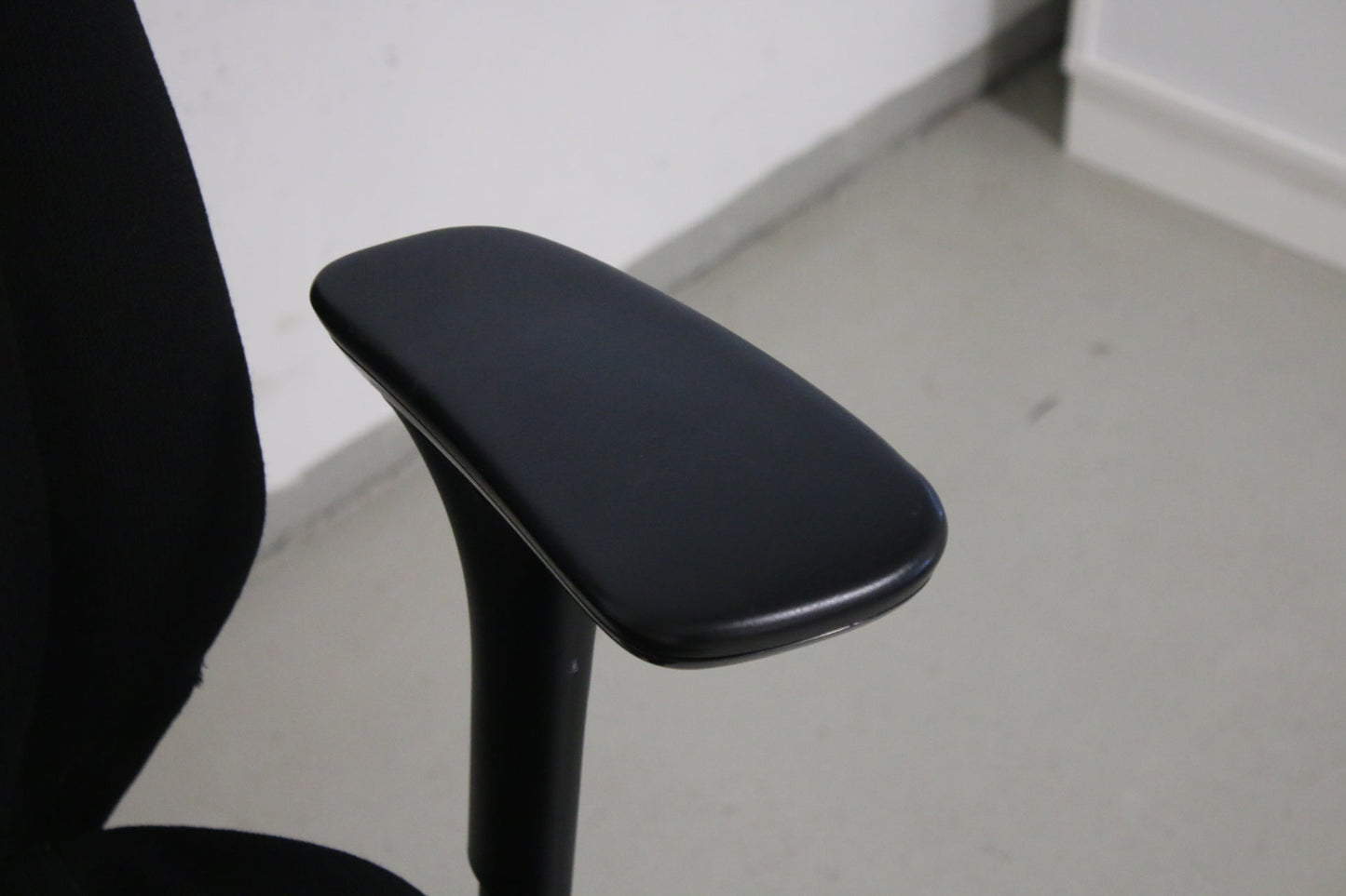 Musta Kinnarps 9000 - työtuoli niskatuella - Suomen Kalustekeskus