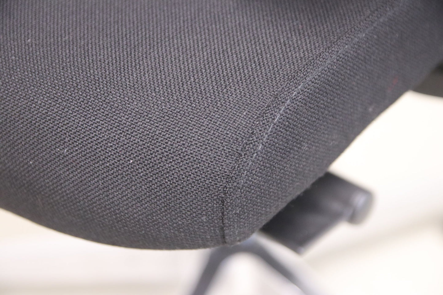 Musta Oscar 50 työtuoli niskatuella - Suomen Kalustekeskus