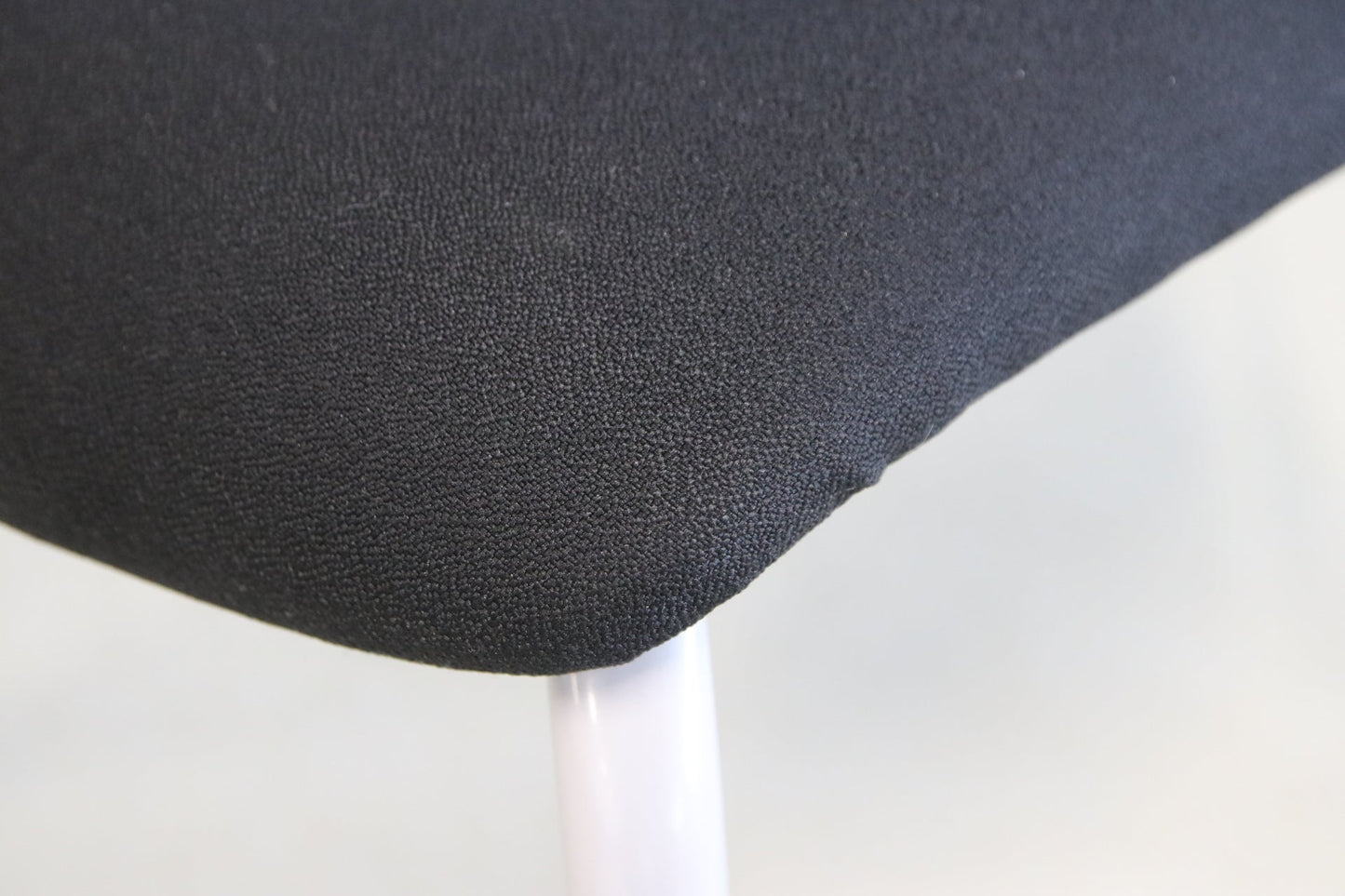 Musta verhoiltu yleistuoli - Suomen Kalustekeskus