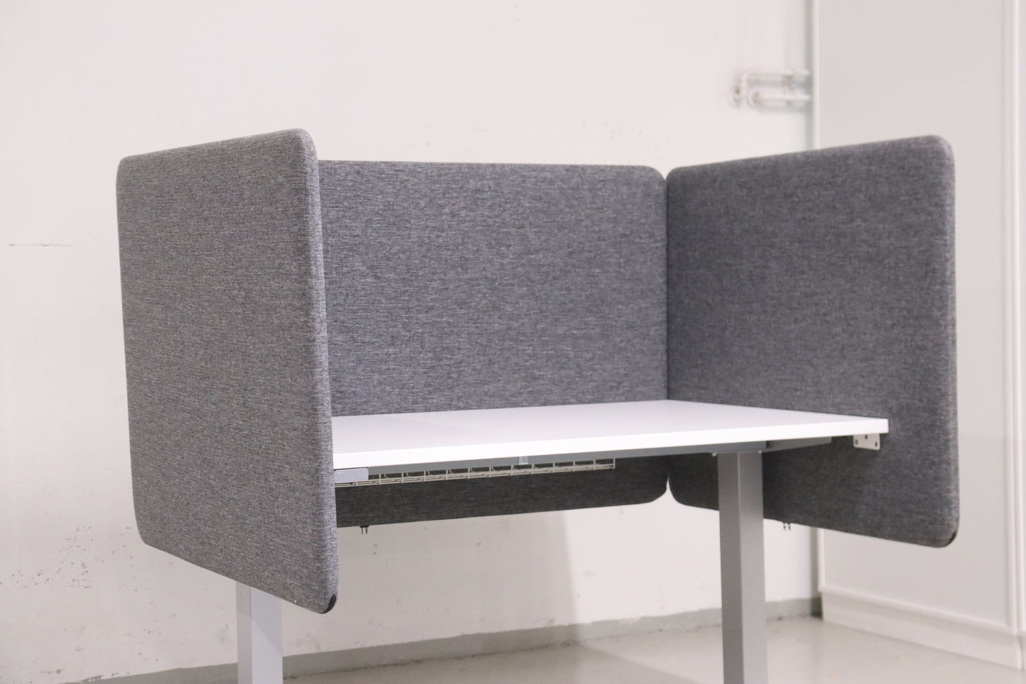 Narbutas harmaa akustoiva pöytäsermi kokonaisuus 120* cm pöytään - Suomen Kalustekeskus