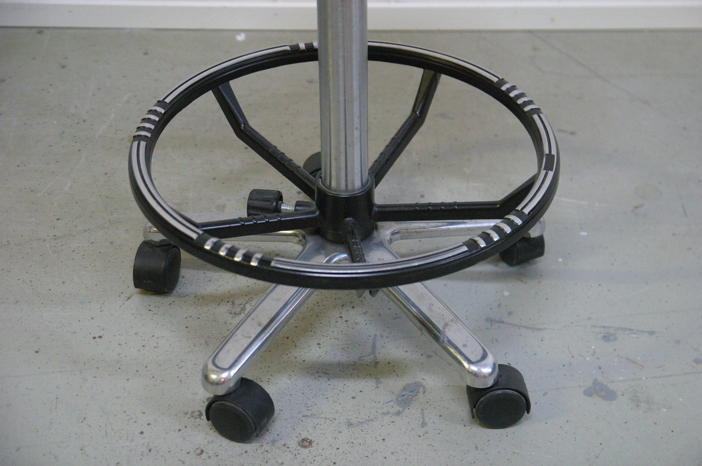 Ponychair satulatuoli jalkaristikolla - Suomen Kalustekeskus