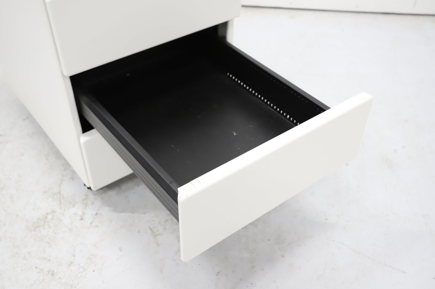 Steelcase 3 - osainen laatikosto valkoinen / musta - Suomen Kalustekeskus