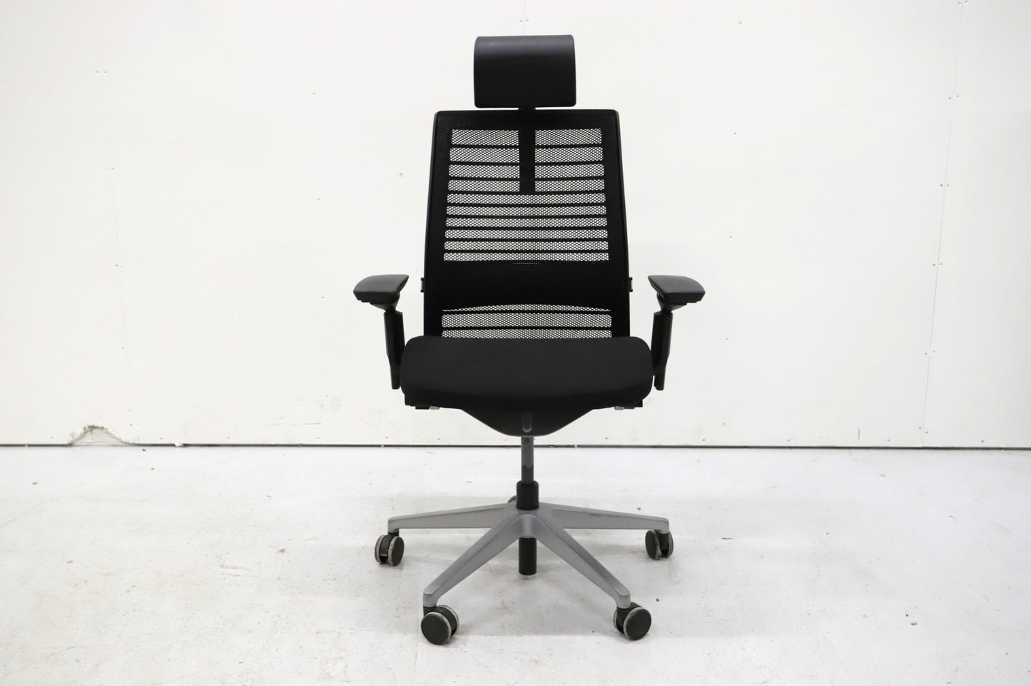 Steelcase Think työtuoli niskatuella, musta - Suomen Kalustekeskus