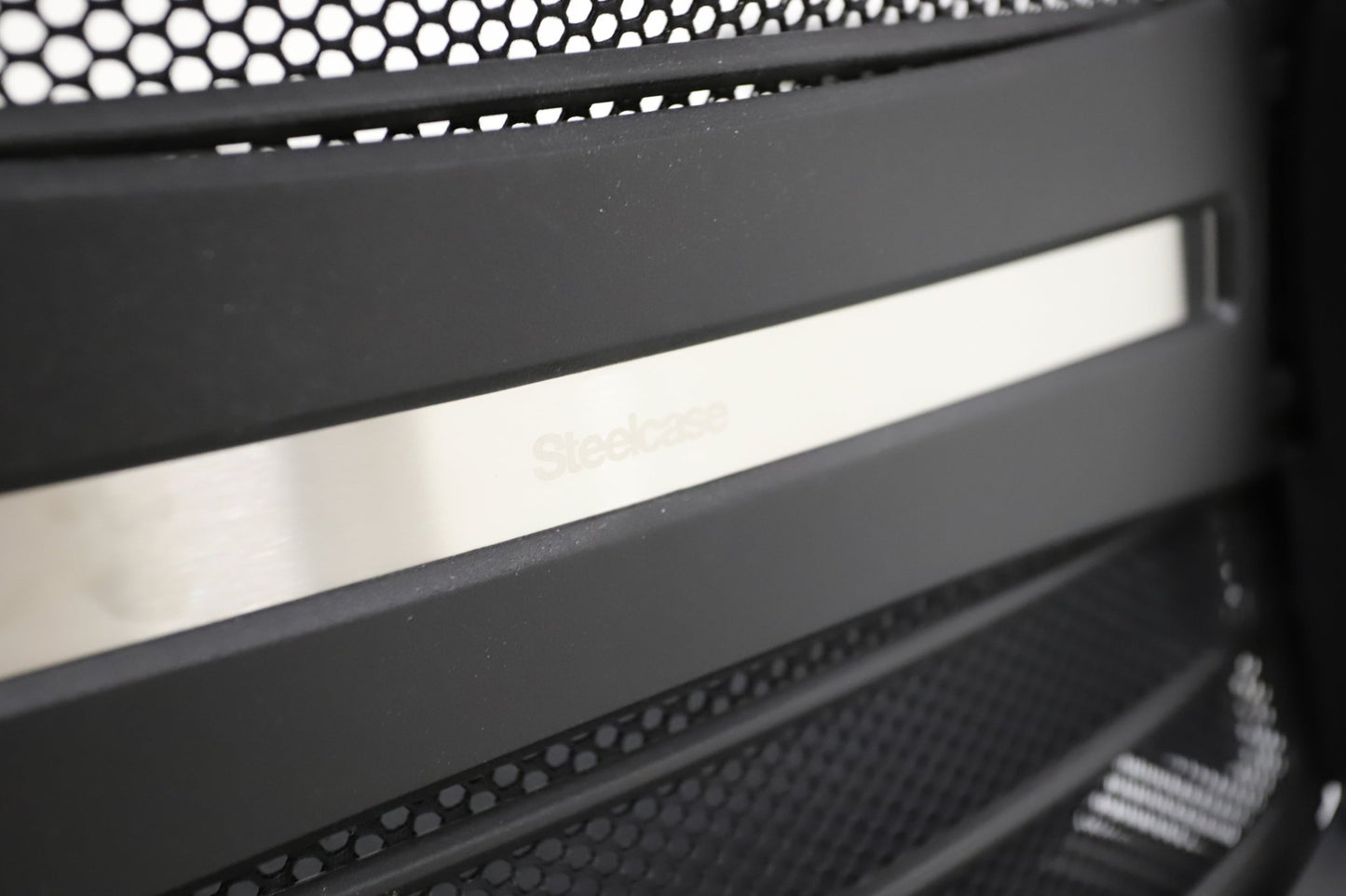Steelcase Think työtuoli niskatuella, musta - Suomen Kalustekeskus