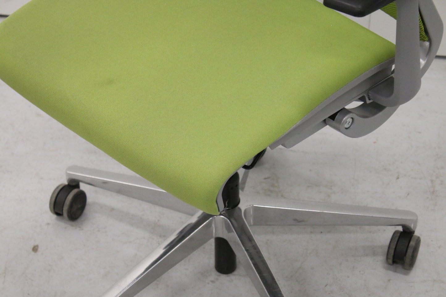 Steelcase Think työtuoli, vihreä kiinteät käsinojat - Suomen Kalustekeskus